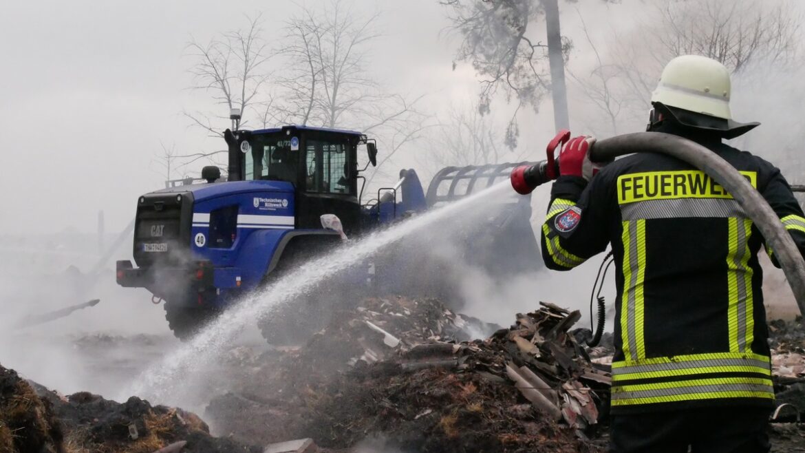 Scheunenbrand in Hustedt: Feuerwehr kämpft gegen die Flammen!