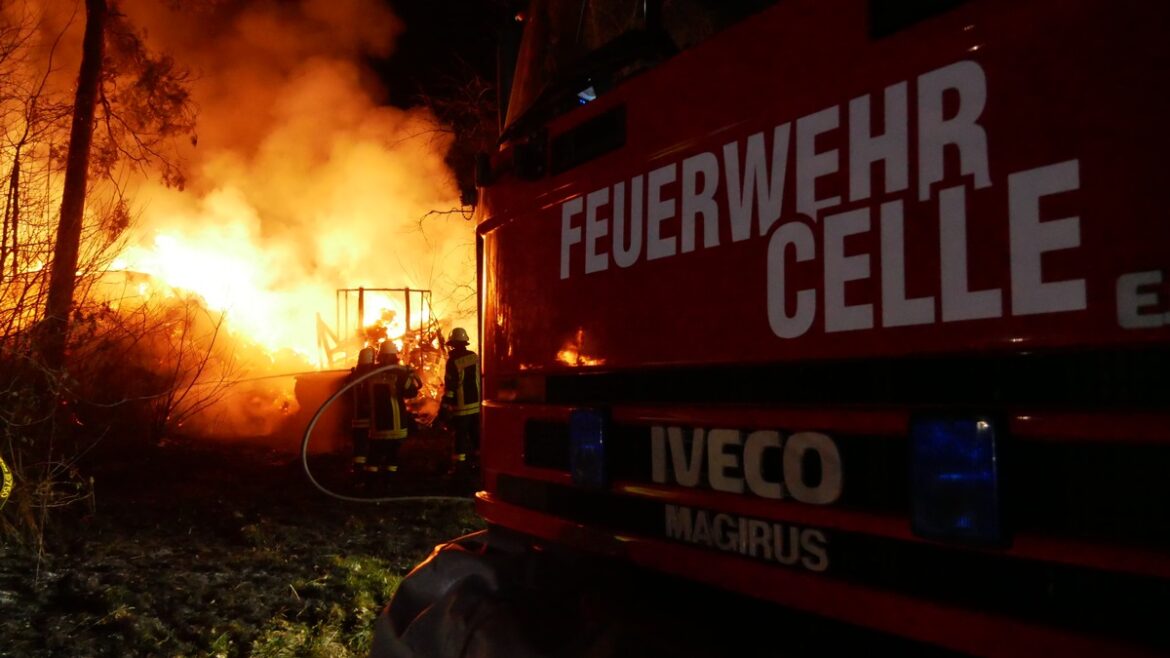 Scheunenbrand in Hustedt: Feuerwehr kämpft gegen kritische Löschbedingungen