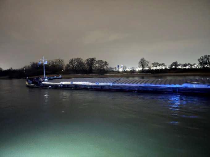 Schiff bleibt im Rhein stecken: Duisburger Wasserschutzpolizei im Einsatz!