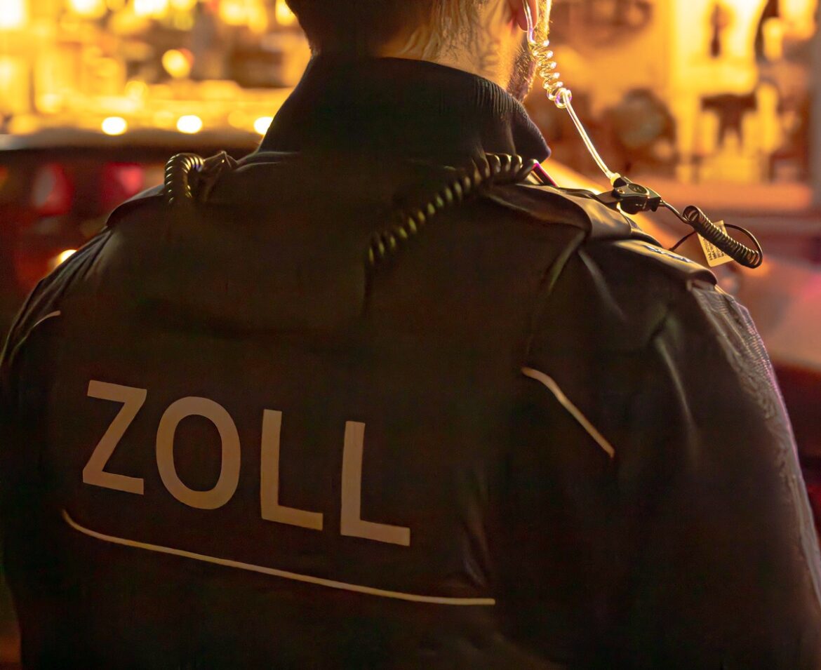 Schlag gegen Schwarzarbeit: Zoll durchsucht 14 Räume in Oldenburg!