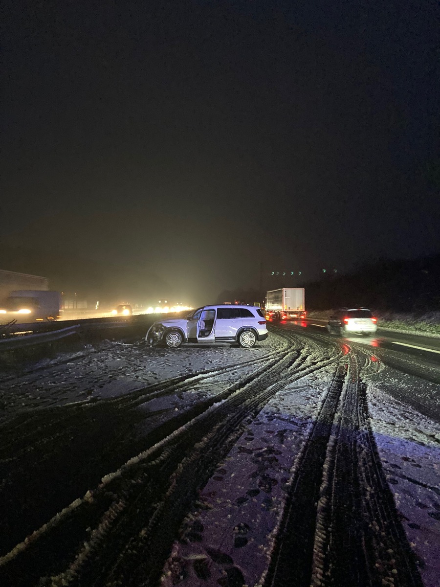 Schneechaos auf A2: Mercedes prallt gegen Lkw und bleibt liegen!