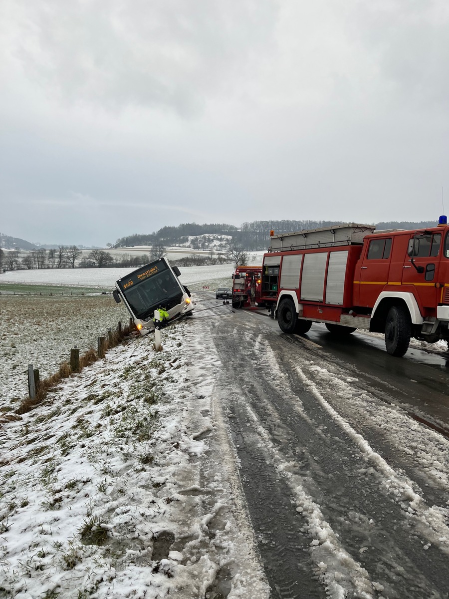 Schneechaos im Kreis Höxter: Elf Unfälle durch glatte Straßen!