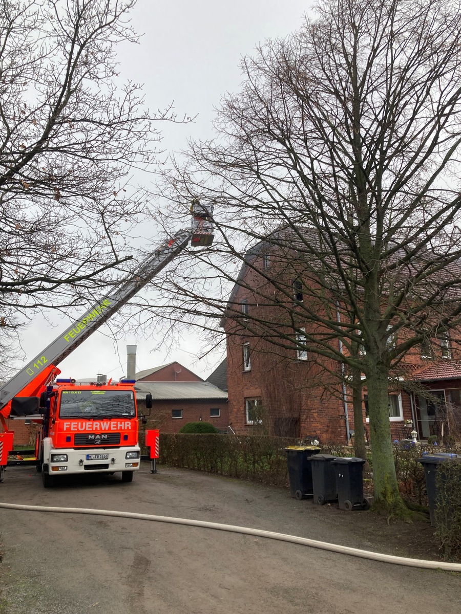 Schnelles Eingreifen der Feuerwehr Minden stoppt Brand im Dachstuhl!