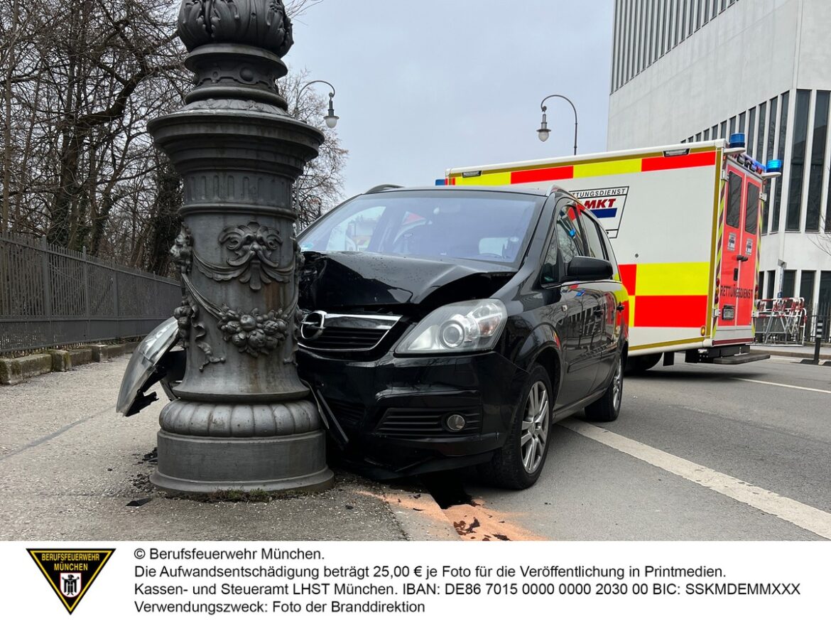 Schock-Unfall am Karolinenplatz: Ehepaar verletzt nach Kontrolle verloren!