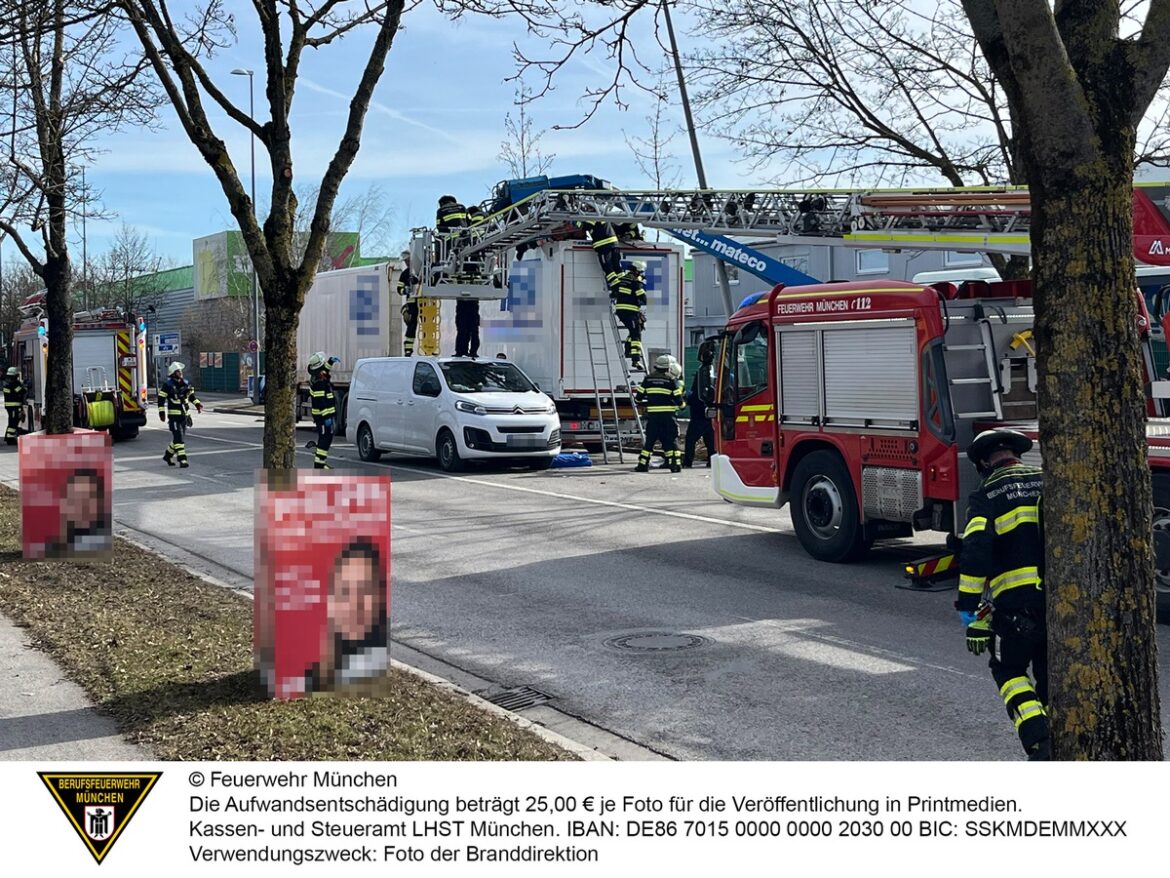 Schock-Unfall auf Maria-Probst-Straße: Zwei Schwerverletzte bei Lkw-Crash!