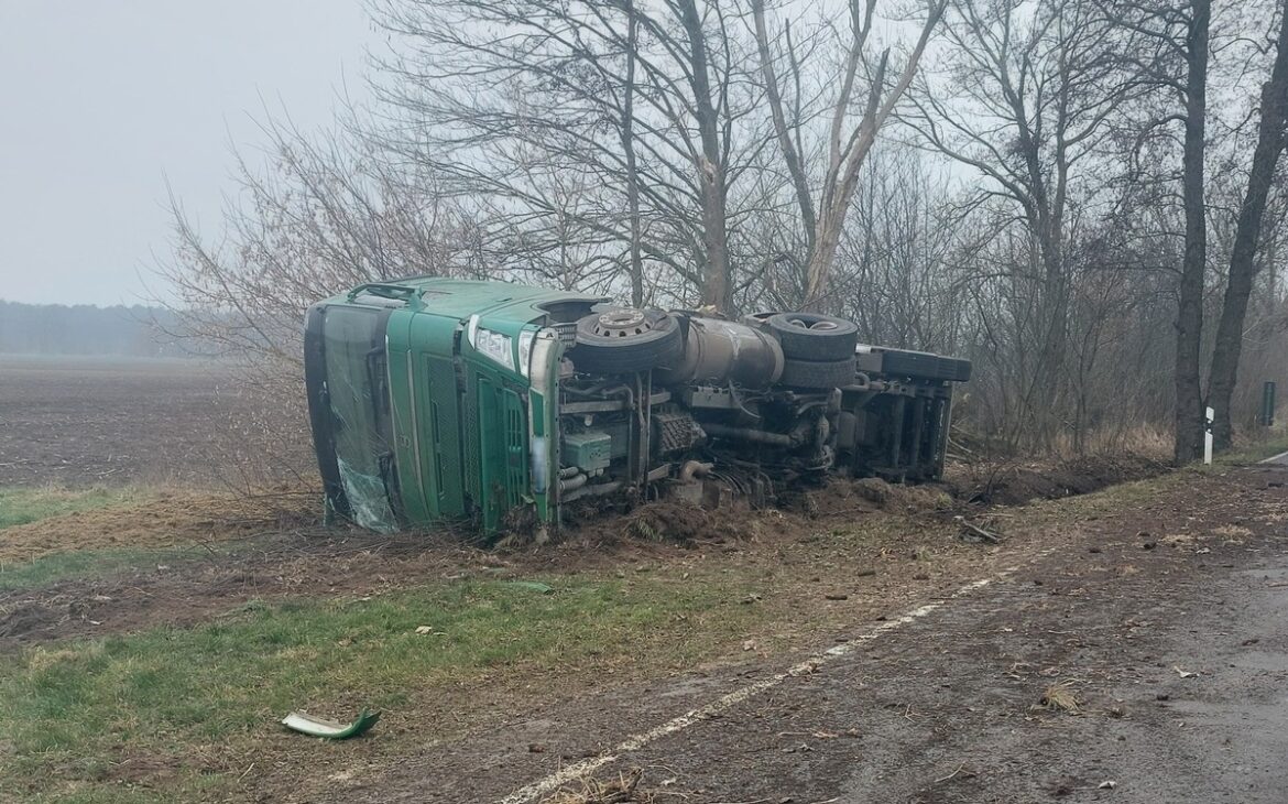 Schock-Unfall auf der K 32: LKW rammt Baum und kippt um!