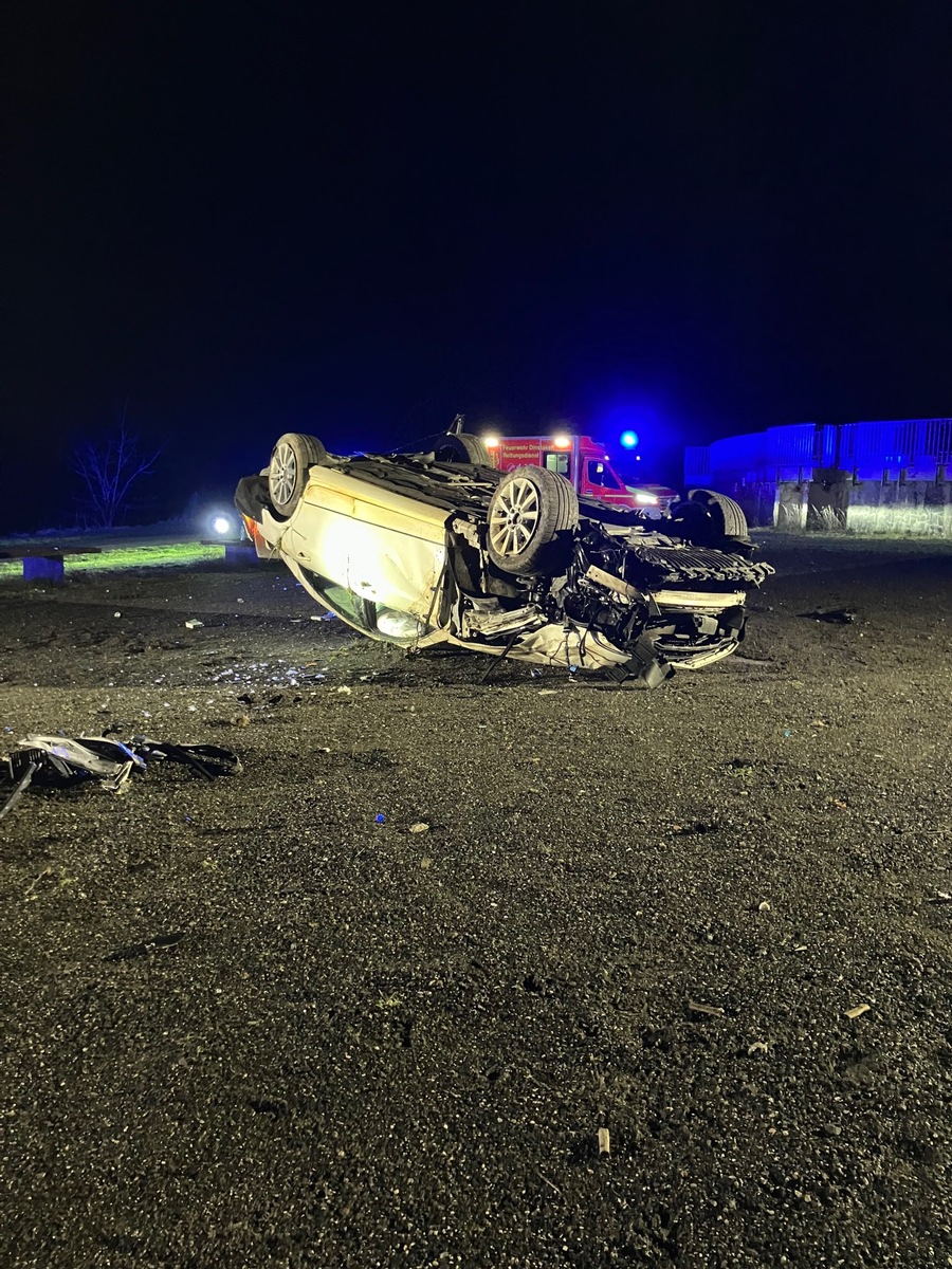 Schock-Unfall in Dinslaken: PKW landet auf dem Dach nach Kreisverkehr!