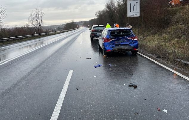 Schock auf der B 10: Auffahrunfall mit hohem Sachschaden und Verletzten!