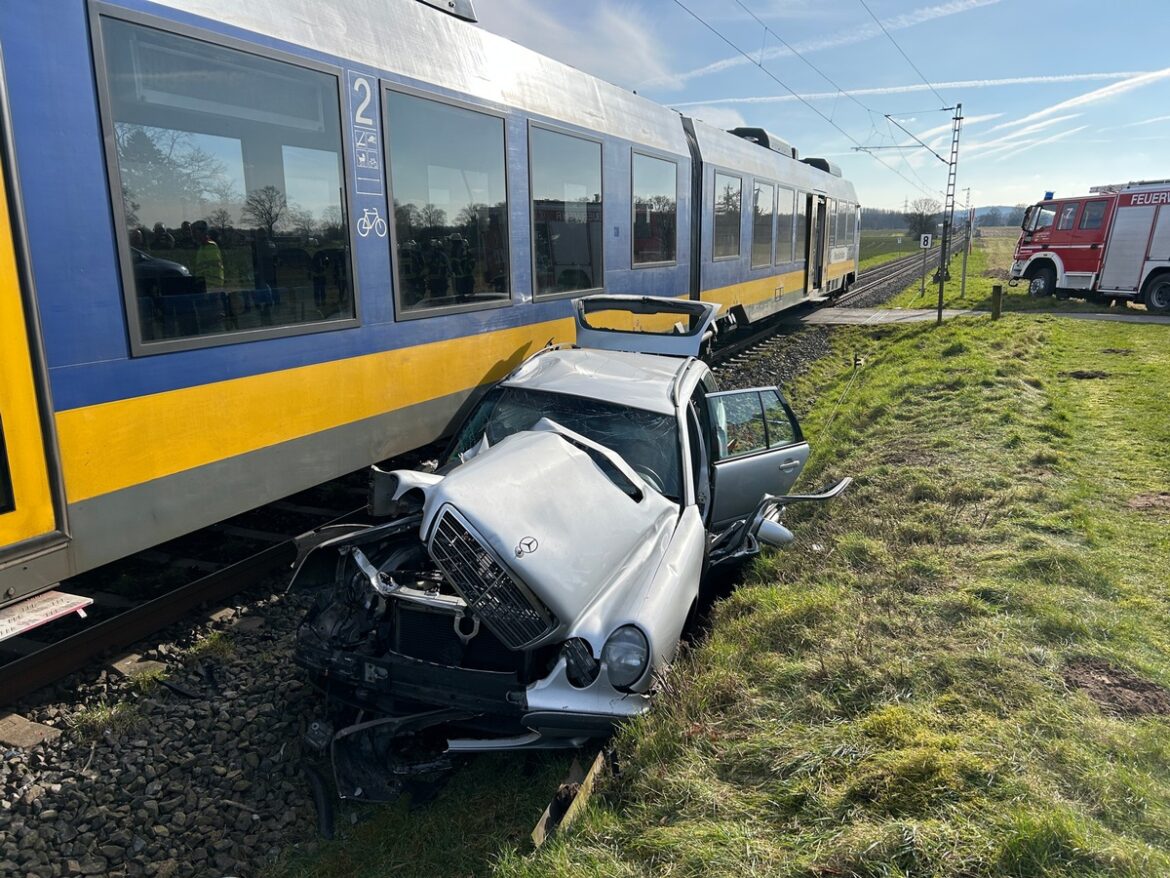 Schock in Moers: Regionalbahn rammt PKW – Fahrer schwer verletzt!