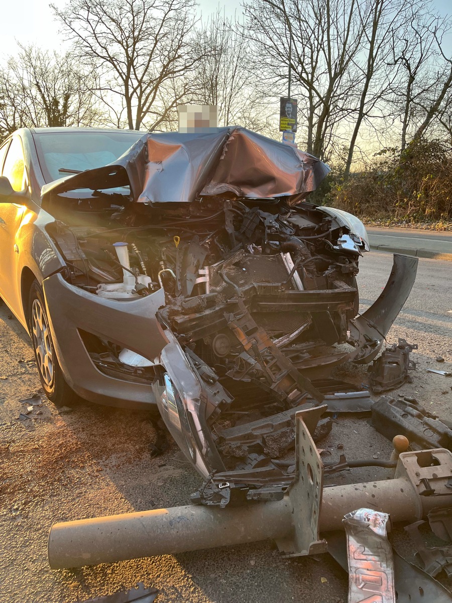 Schockierender Unfall auf Kölner Straße: Drei Verletzte durch Sekundenschlaf!