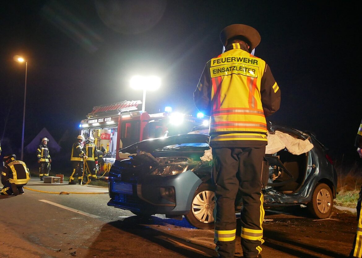 Schockierender Verkehrsunfall in Celle: Feuerwehr rettet Eingeschlossenen!