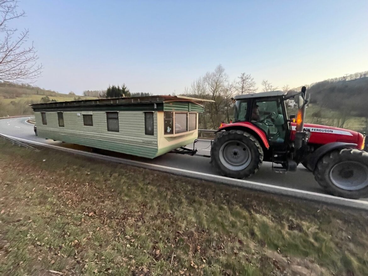 Schräges Schleppergespann sorgt für Verkehrschaos in Rockenhausen!