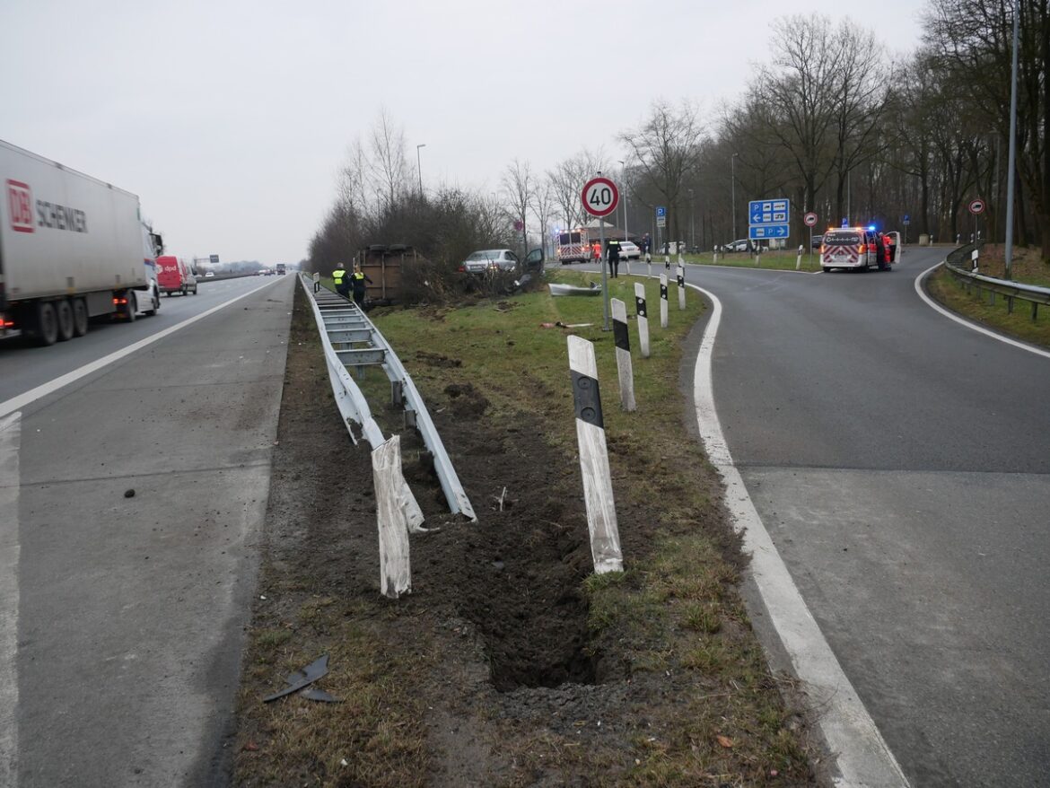 Schrecklicher Unfall: Pferd verletzt bei Crash mit Pferdeanhänger!