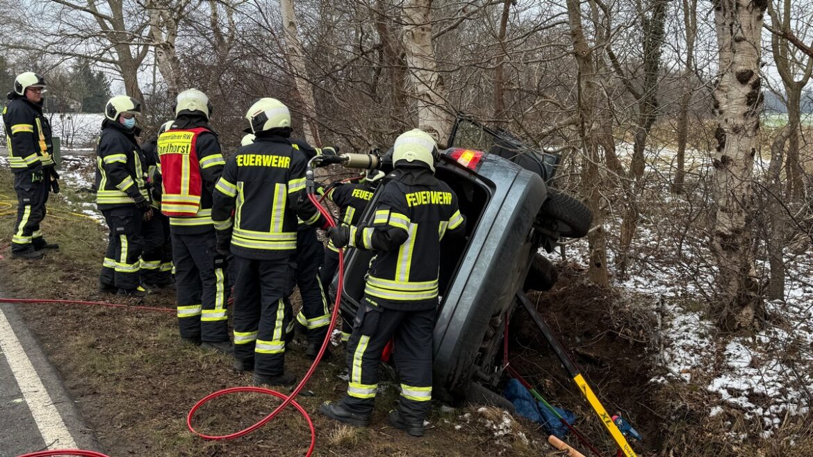 Schwere Unfallrettung: Feuerwehr Aurich kämpft um Leben eines Fahrers