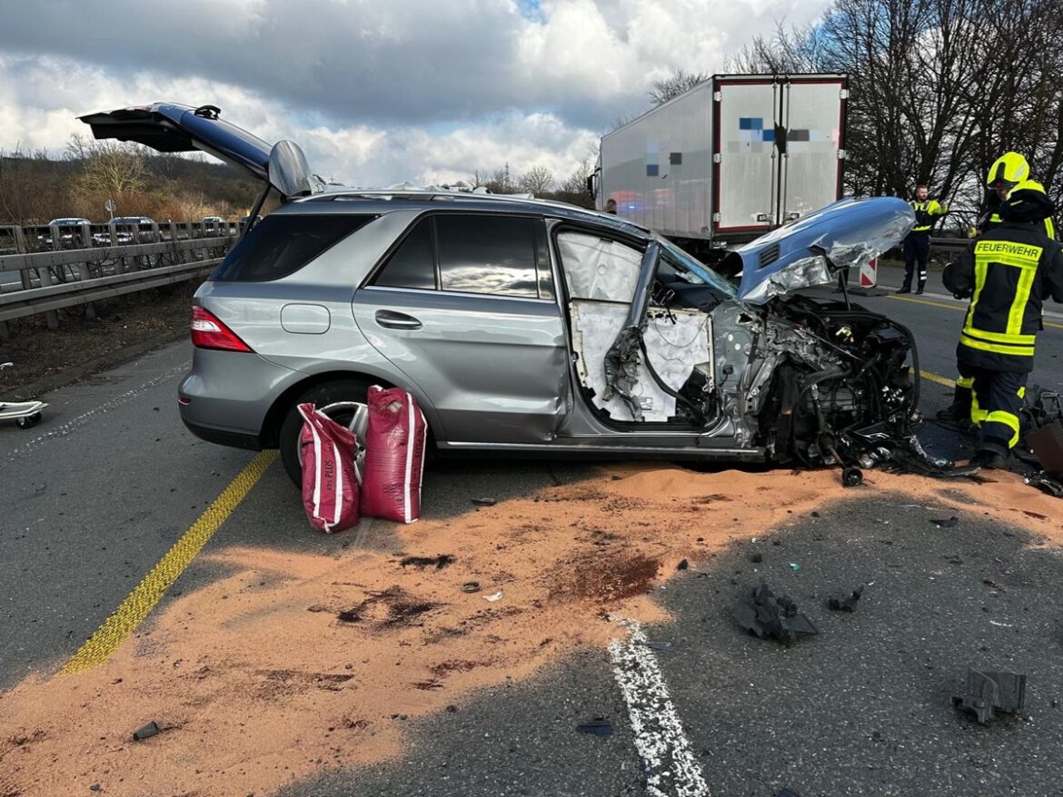 Schwerer Auffahrunfall auf A1: Feuerwehr im Einsatz, Fahrer verletzt!