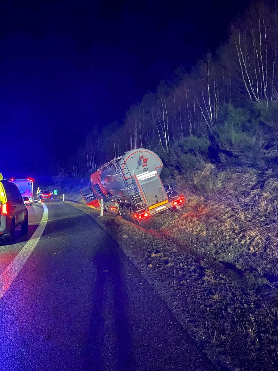 Schwerer LKW-Unfall am Autobahndreieck Suhl: Fahrer erlitt Notfall!