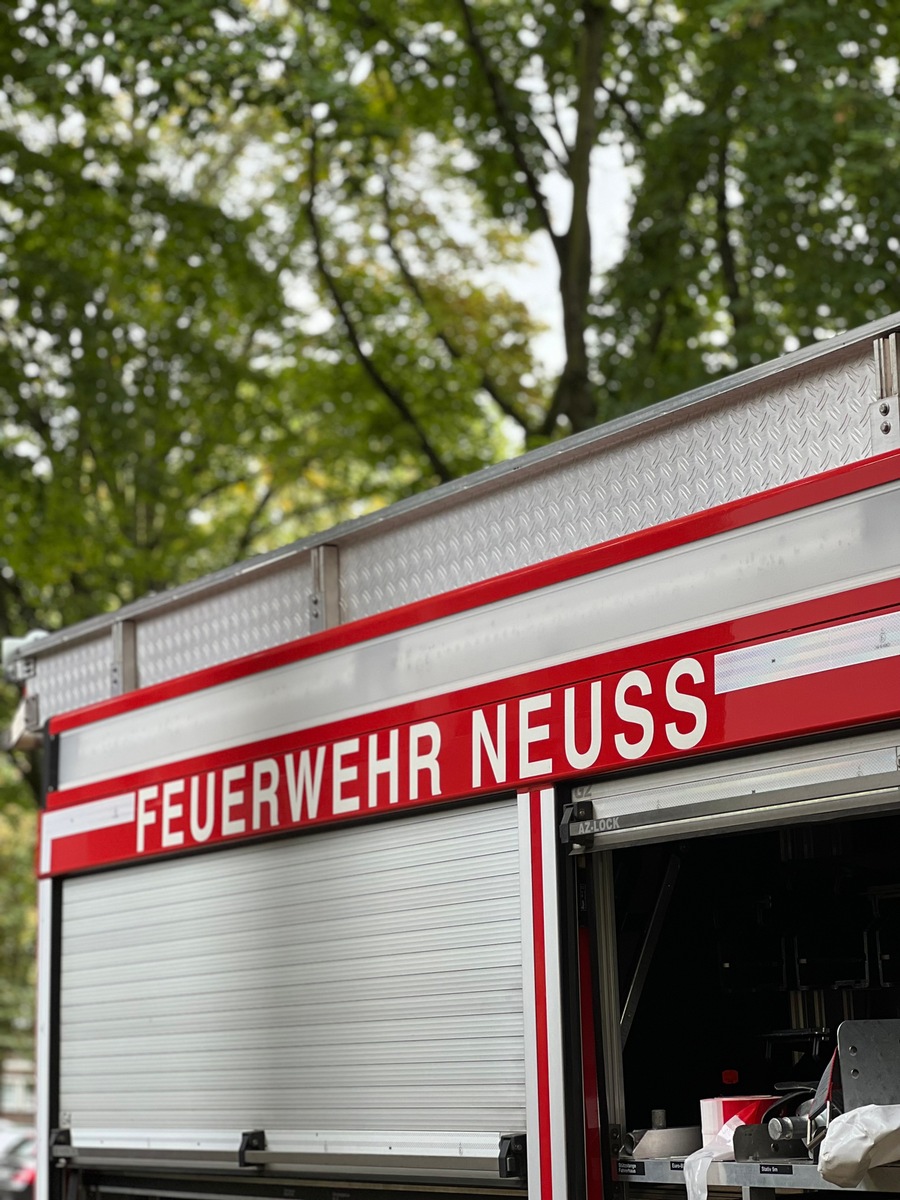 Schwerer Lkw-Unfall in Neuss: Feuerwehr rettet eingeklemmte Radfahrerin