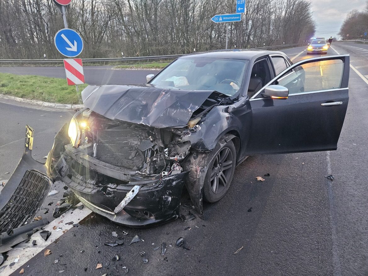 Schwerer Unfall auf B436: Zwei Verletzte und 30.000 Euro Schaden!