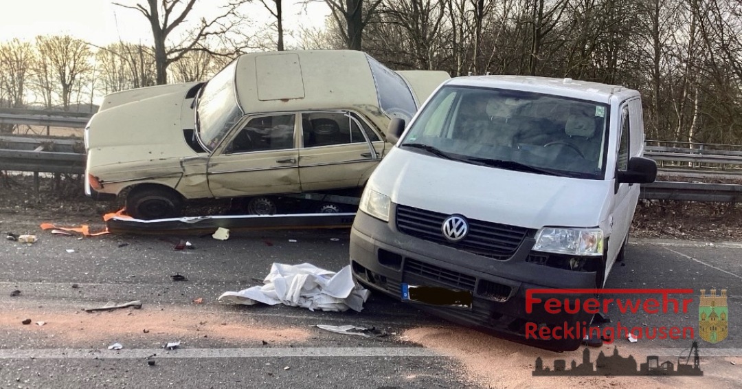 Schwerer Unfall auf BAB 43: Vier Verletzte, eine Person kämpft ums Überleben!