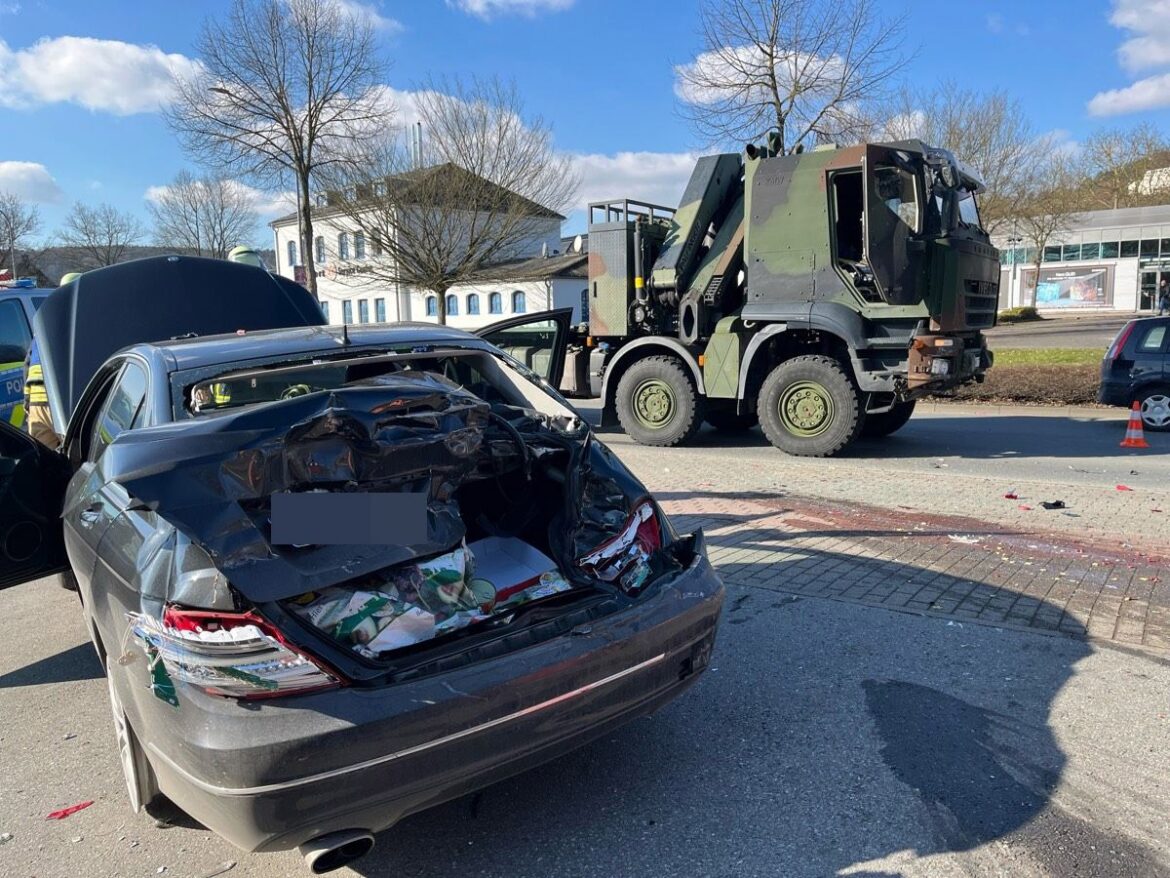 Schwerer Unfall in Höxter: Frau bei Lkw-Kollision schwer verletzt