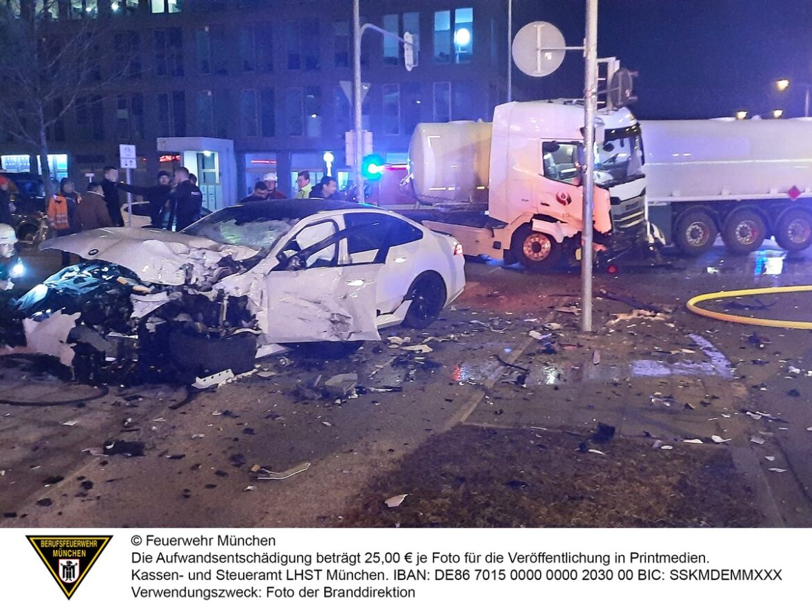 Schwerer Unfall in München: Tanklastzug prallt in BMW – Verletzte!