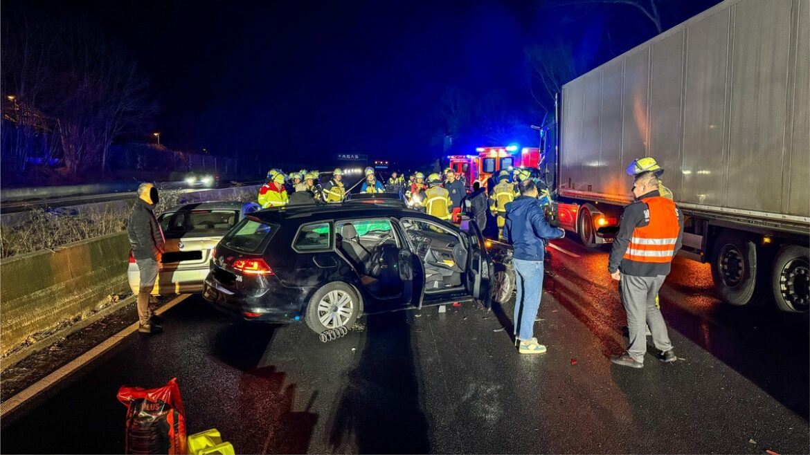 Schwerer Verkehrsunfall auf der A40: Acht Fahrzeuge in Kollision!