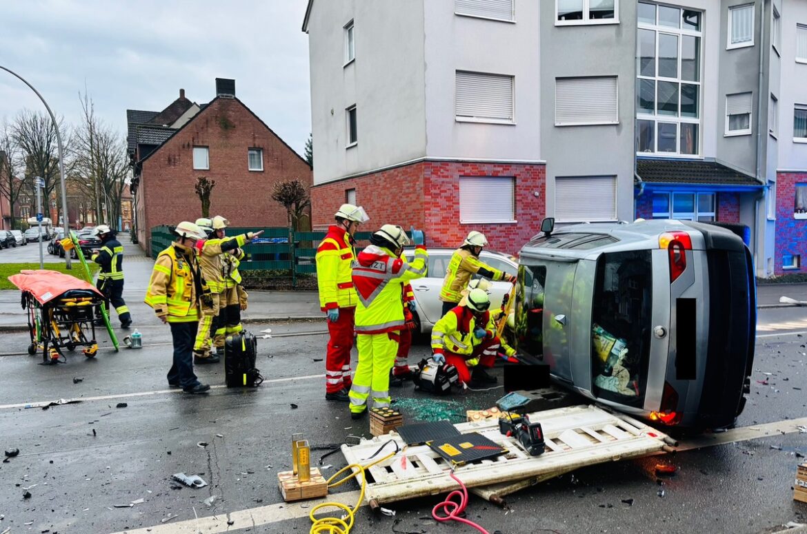 Schwerer Verkehrsunfall in Gladbeck: Person eingeklemmt! Rettungskräfte im Einsatz!