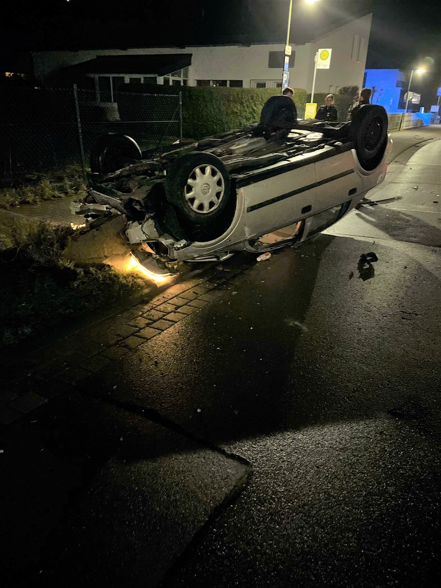 Sekundenschlaf: Rösrather Pkw überschlägt sich auf Bergischer Landstraße