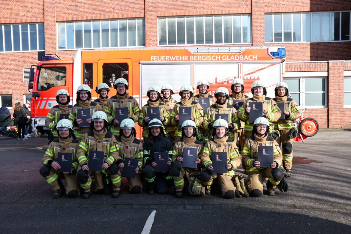 Sieben neue Feuerwehrhelden: Bergisch Gladbach feiert Ausbildungserfolg!