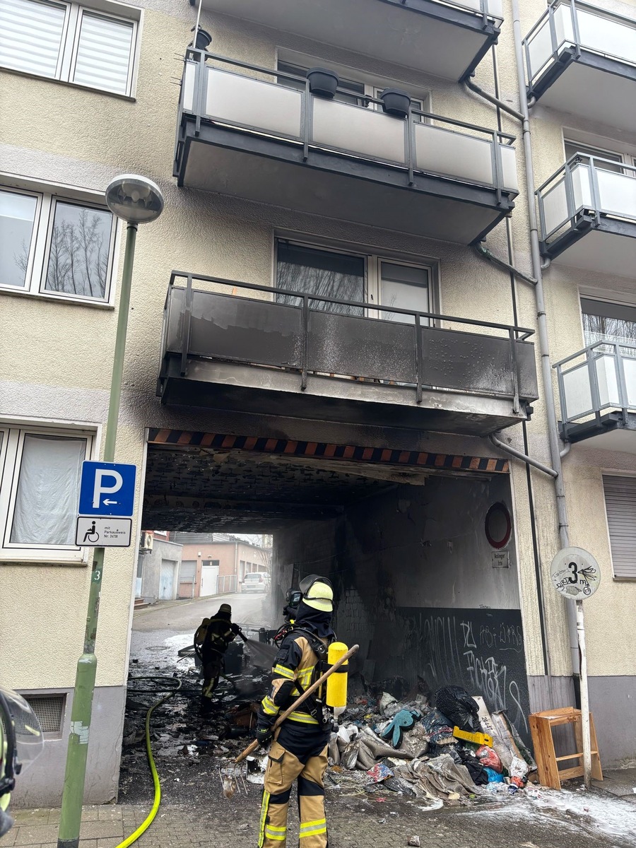 Sperrmüllbrand in Essen: Rauch sorgt für Alarm in Wohnhäusern!