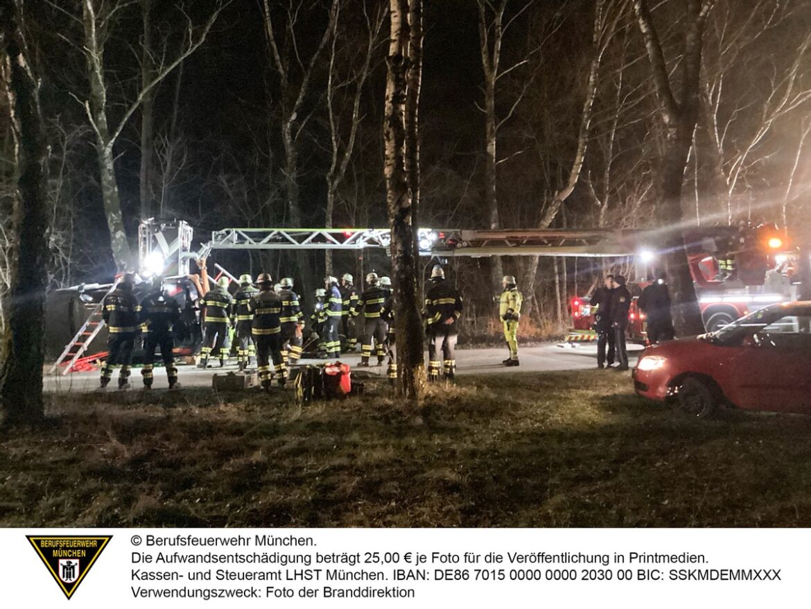 Tödlicher Verkehrsunfall in München: Feuerwehr entdeckt eingeklemmten Fahrer