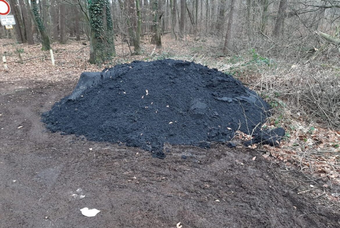 Umweltsünder unterwegs: Asphalt im Wald bei Dietzenbach abgeladen!