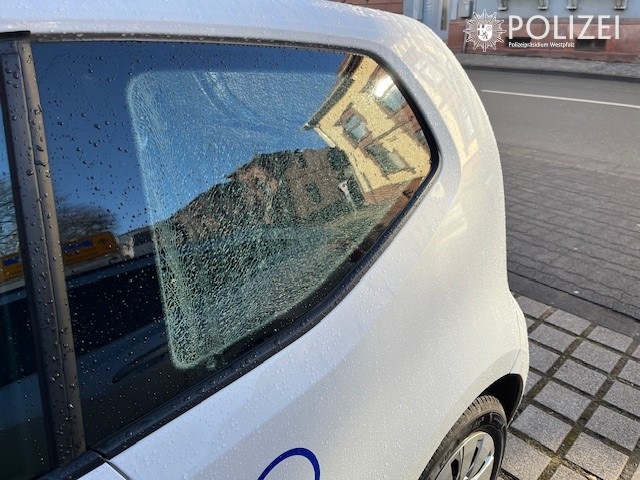 Unbekannte schlagen Seitenscheibe an VW Up in der Schmiedstraße ein!