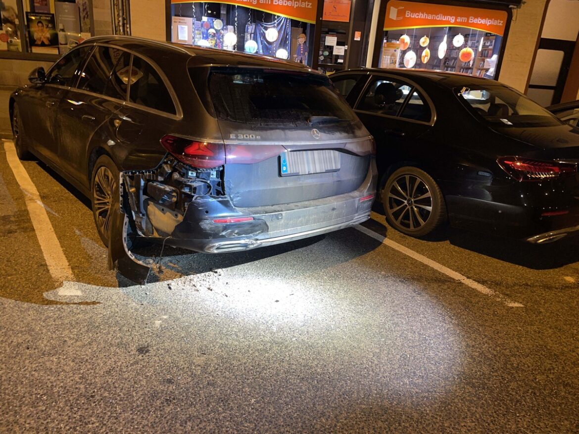 Unfallflucht in Kassel: Wer beschädigte den Mercedes am Bebelplatz?