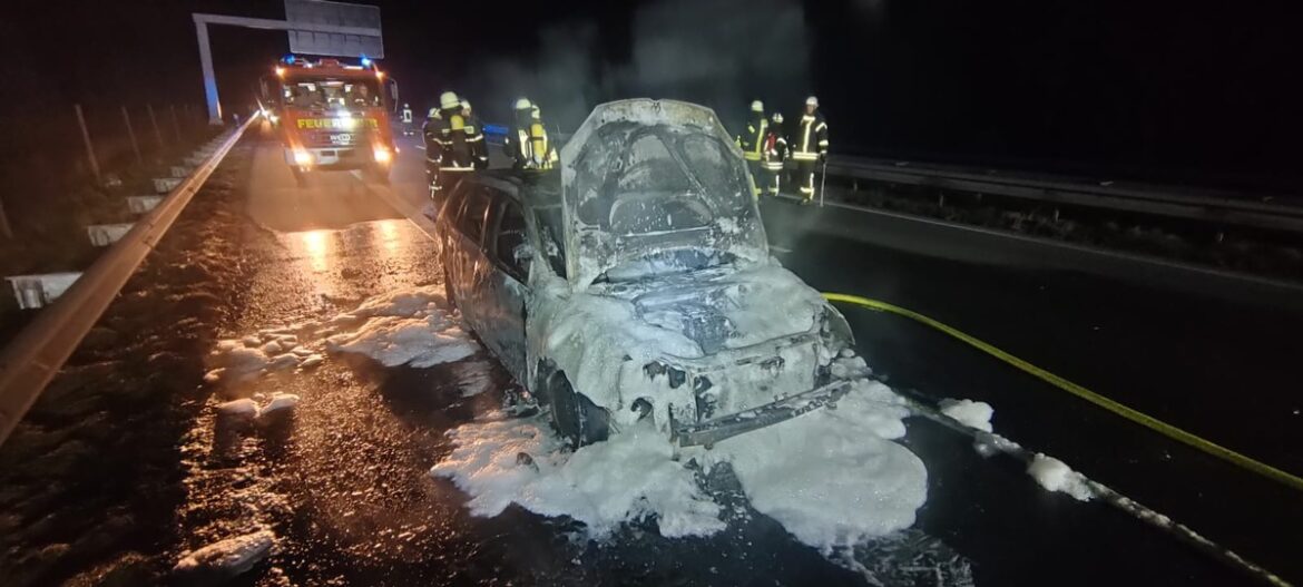 VW-Golf in Flammen: Fahrer flüchtet nach Brand auf der A26!