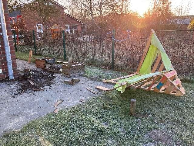 Vandalismus-Alarm: Unbekannte verwüsten Kinderspielplatz in Schortens!