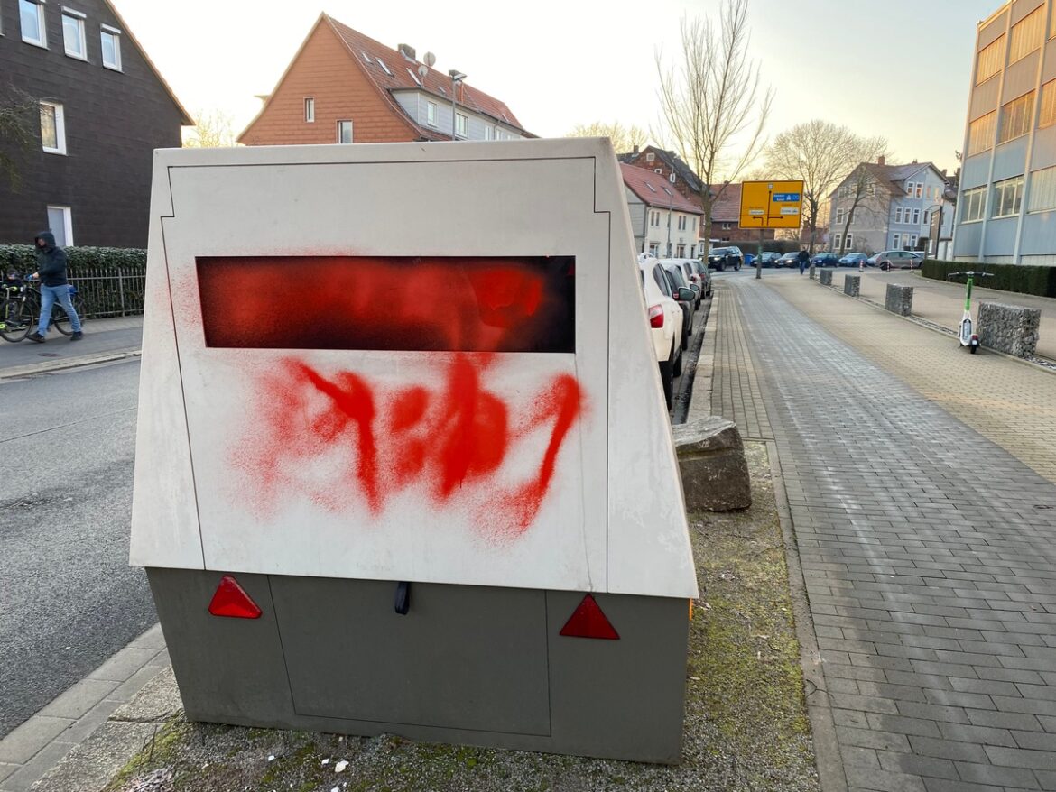 Vandalismus in Göttingen: Mobile Blitzer mit rotem Lack beschmiert!