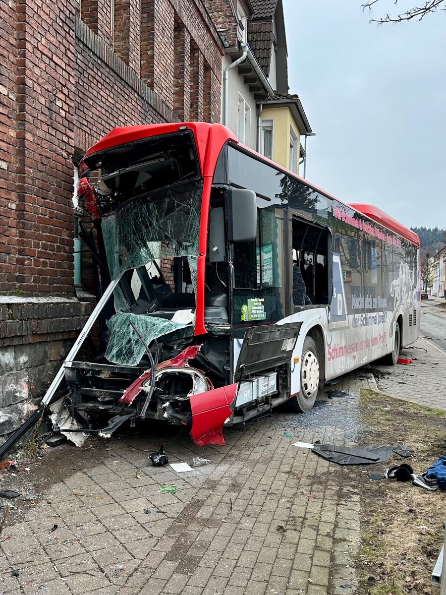 Verheerender Linienbus-Unfall: 13 Verletzte und Lebensgefahr!