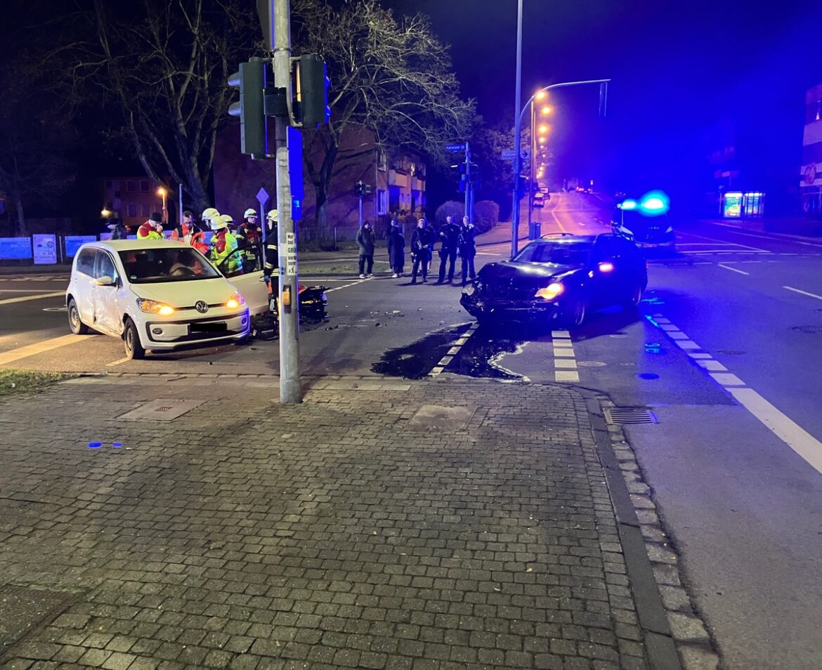 Verkehrsunfall in Mülheim: Zwei Verletzte nach Kollision in Speldorf!