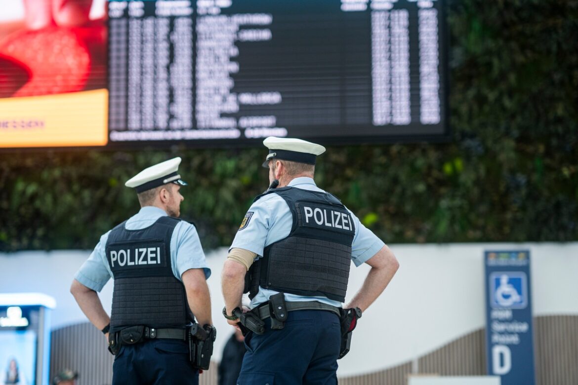 Vermisster Jugendlicher aus Gambia: Bundespolizei rettet am Flughafen!