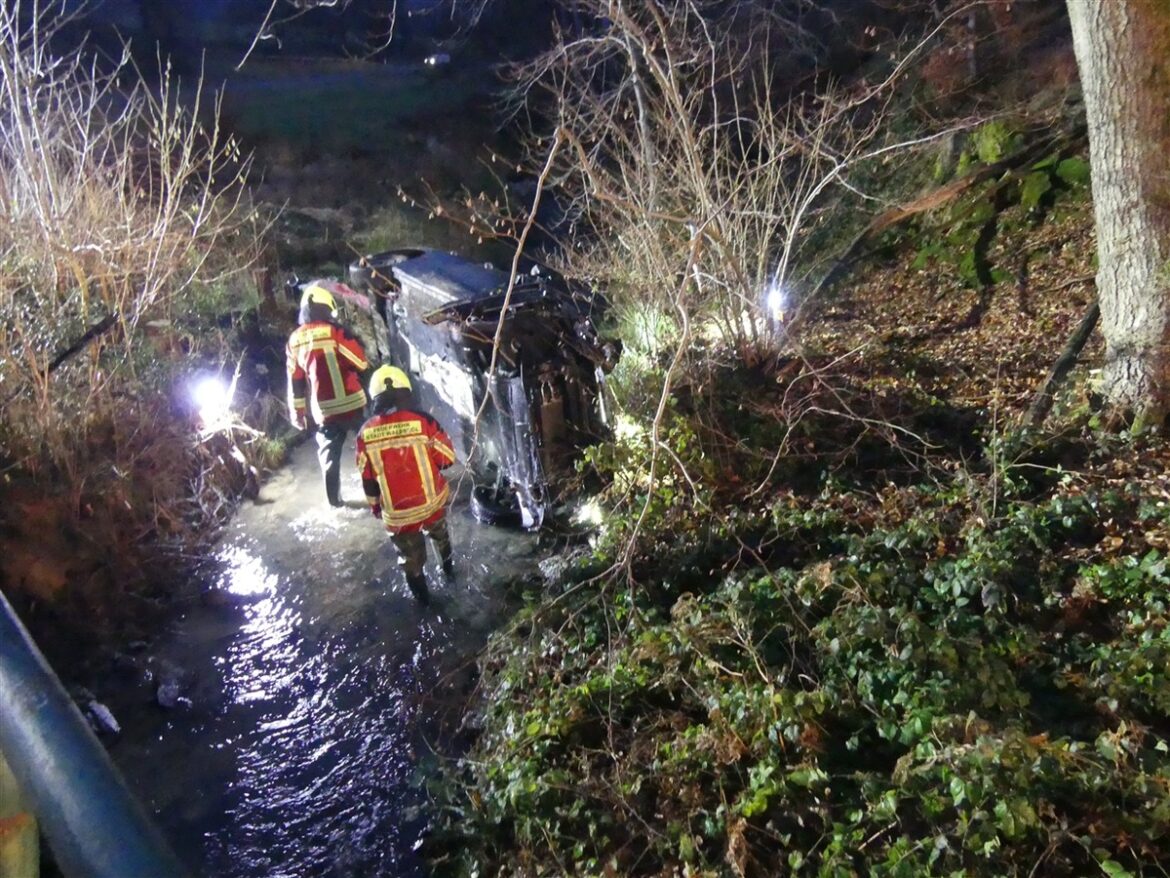 Waldbröl: 23-Jähriger überschlägt sich nach Fuchs-Ausweichmanöver!