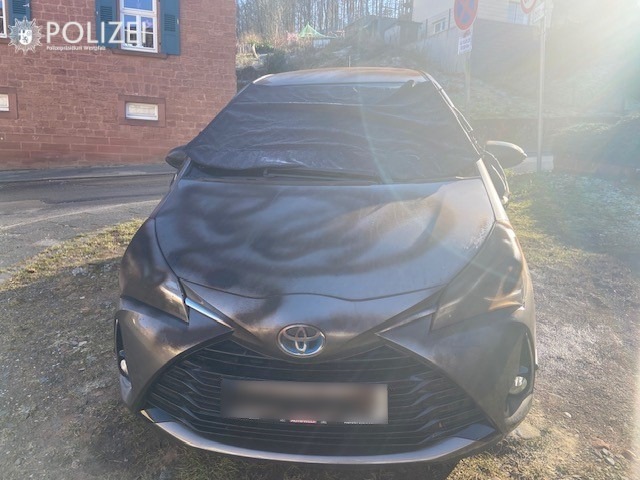 Wer hat den Toyota Yaris in Erlenbach beschmiert? Polizei sucht Zeugen!