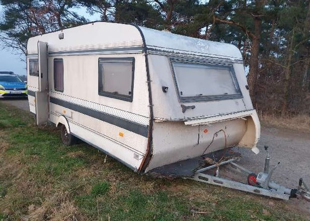 Wilder Wohnwagen-Parkplatz: Polizei sucht den geheimnisvollen Eigentümer!