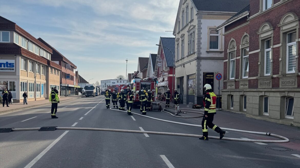 Dachstuhlbrand in Aurich: Feuerwehr kämpft gegen zähe Flammen!