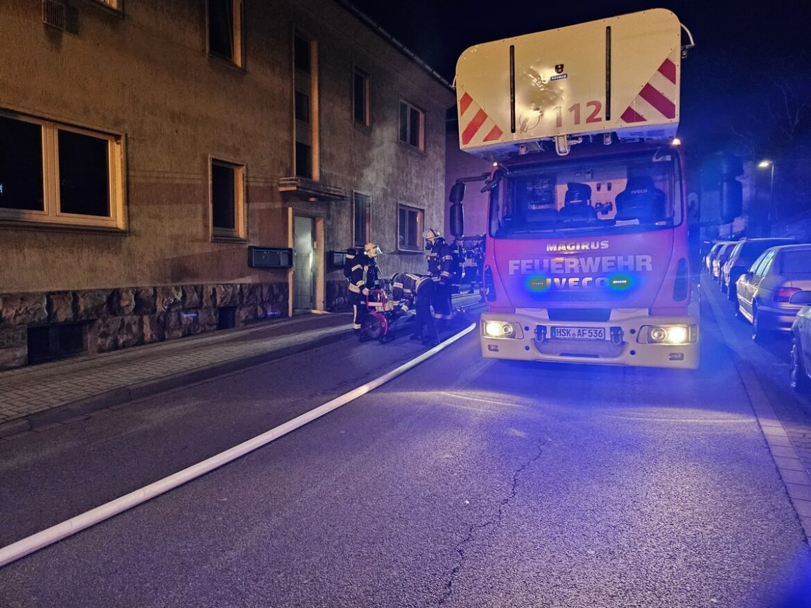 Drama in Arnsberg: Feuerwehr kämpft gegen brennendes Haus und Carport!