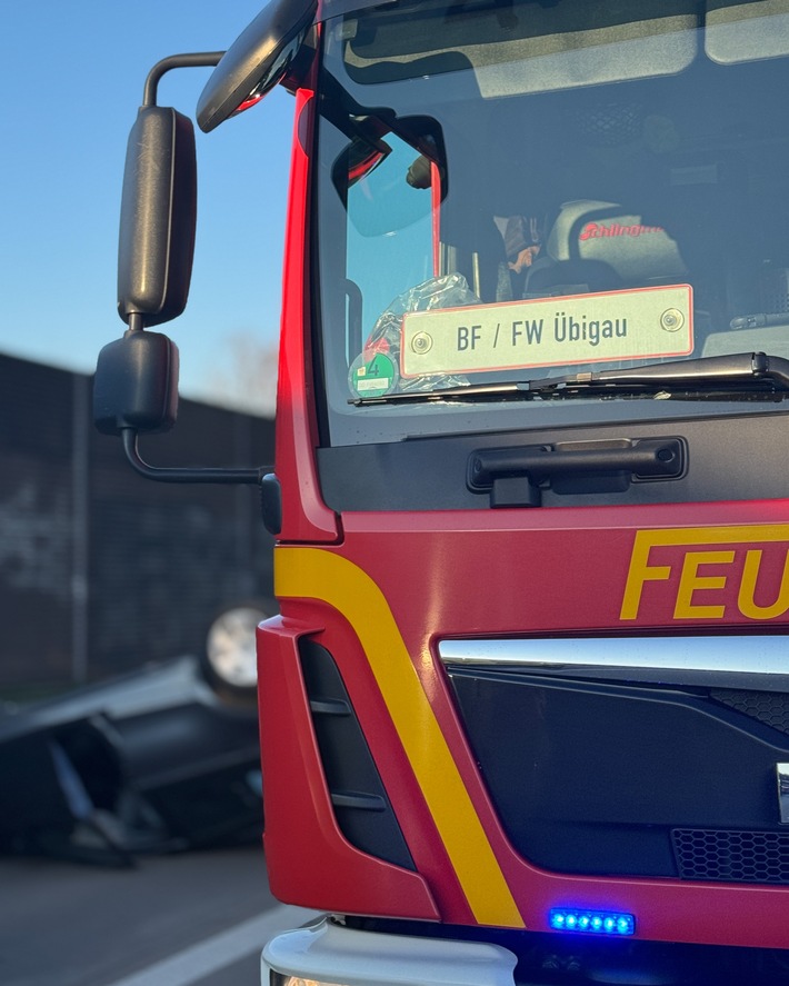 Drama in Dresden: PKW landet nach Unfall auf dem Dach – Feuerwehr im Einsatz!