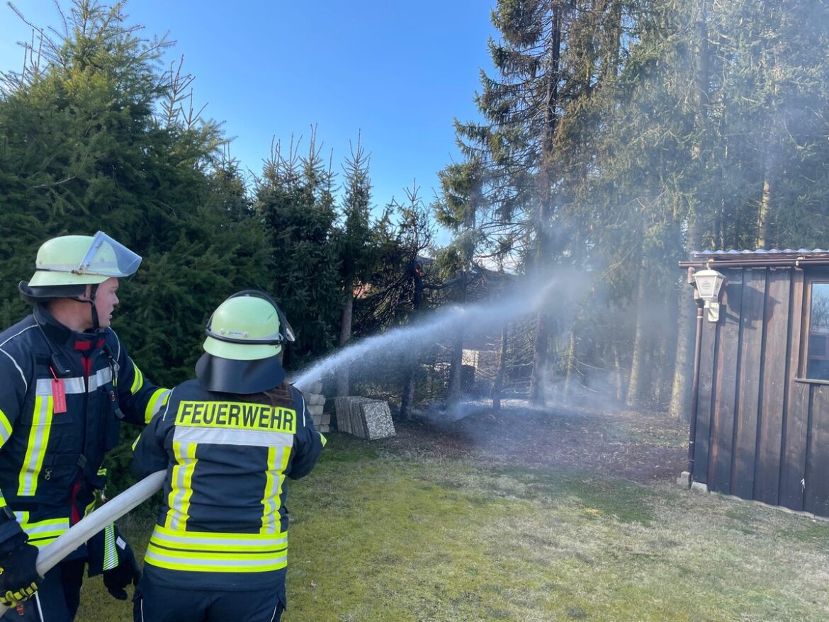 Drama in Hustedt: Heckenbrand erfolgreich gelöscht – Gartenhaus gerettet!