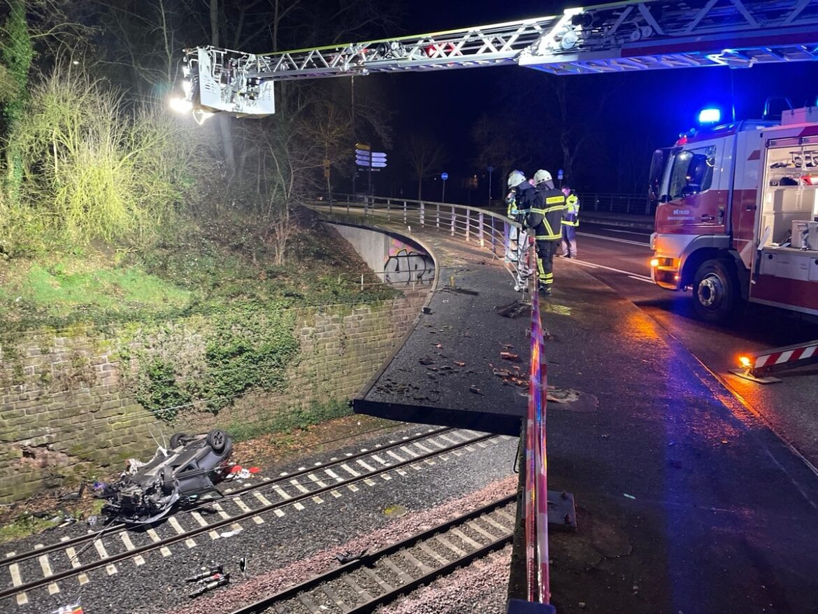 Drama in Trier: Pkw stürzt 5 Meter ins Gleisbett – Fahrer gerettet!