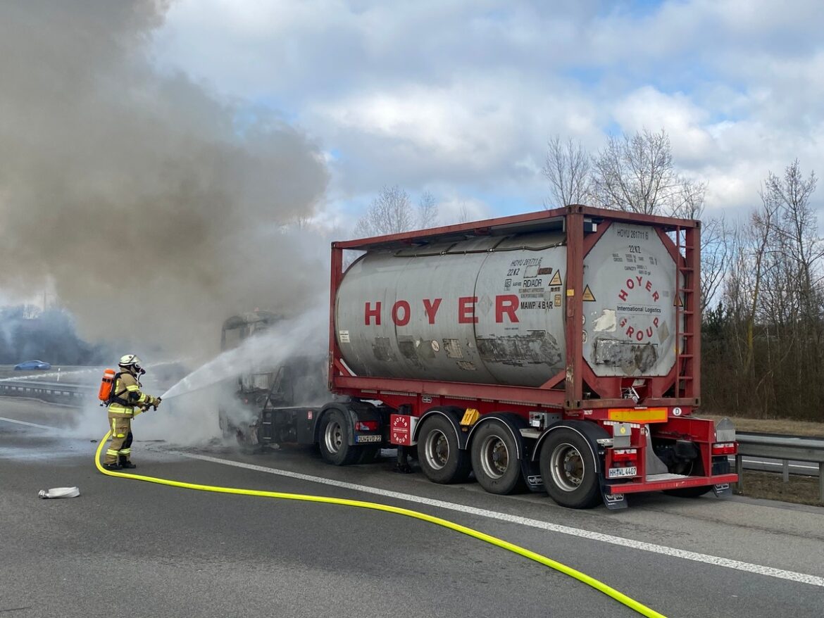 Dramatische Einsätze der Feuerwehr: LKW-Brände und Fastnacht in Frankenthal