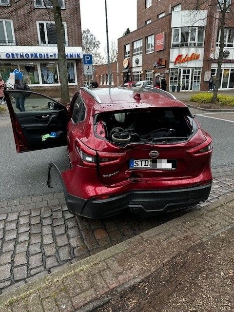 Dramatischer Verkehrsunfall in Buxtehude: Zwei Verletzte und hoher Sachschaden!